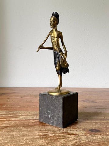 sculptuur, Jager of boer op sokkel van marmer - 30 cm -
