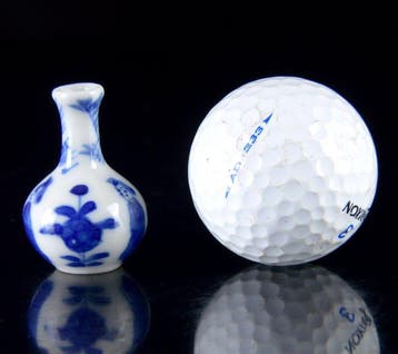 Een Chinese miniatuurvaas in blauw-wit van het type