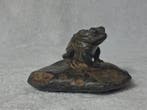 Pierre Chenet (XX-XXI) - sculptuur, La grenouille sur son