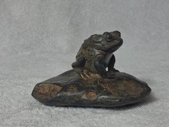 Pierre Chenet (XX-XXI) - sculptuur, La grenouille sur son, Antiquités & Art, Curiosités & Brocante