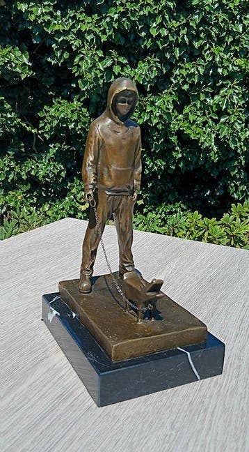 naar banksy - sculptuur, jongen met hond - 26 cm - Brons