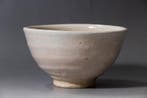 Witte glazuurtheebowl (chawan) gebakken met zand uit de