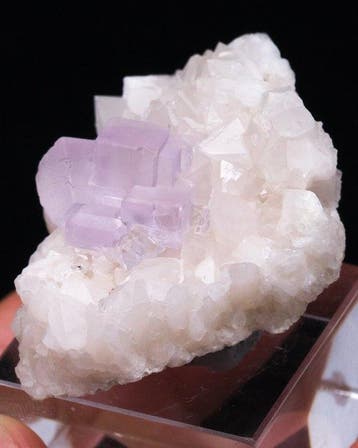(ESTHETISCH) ROZE FLUORIET op QUARTZ - Hoogte: 2.8 cm -, Verzamelen