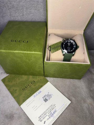 Gucci - Dive - 40 mm - Black dial - Green rubber strap -
