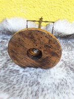 Balans of weegschaal - hout, ijzer, keramiek