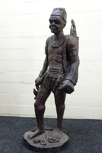 wooden african hunter statue Taxidermie replica montage -