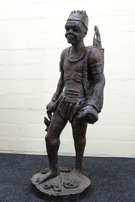 wooden african hunter statue Taxidermie replica montage -, Antiek en Kunst, Curiosa en Brocante