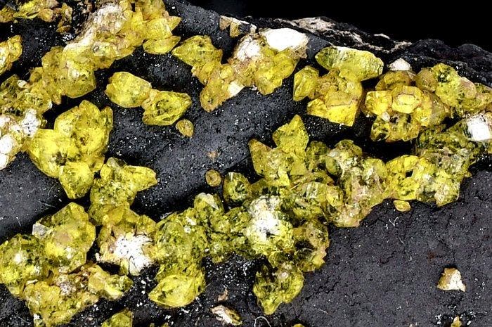 Ettringite jaune canari de haute qualité et Hausmannite, Collections, Minéraux & Fossiles