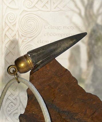Scythe Bronze Un pendentif en forme de pointe de flèche,