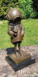 naar banksy - Sculpture, bronzen banksy duikertje - 31 cm -