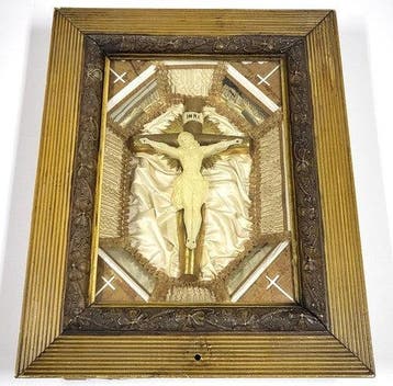 Antiek religieus crucifix in diorama-kastje, glas kapot, Antiek en Kunst, Verzenden