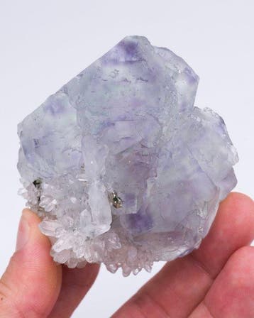 Fluorite violette avec QUARTZ et PYRITE - Hauteur : 6.9 cm -