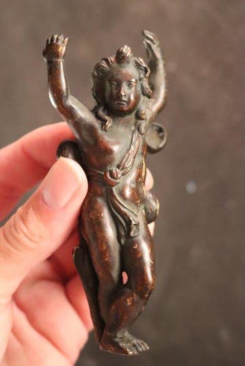 Klein antiek 18e eeuws beeldje - Sculpture, Putto bij groen, Antiek en Kunst