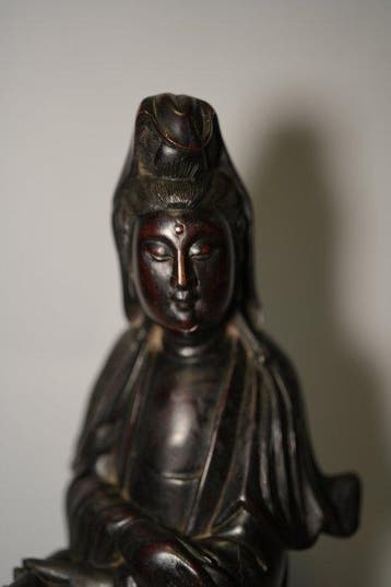Houten houtsnijwerk van Staande Guanyin uit de 19e–20e eeuw, Antiek en Kunst