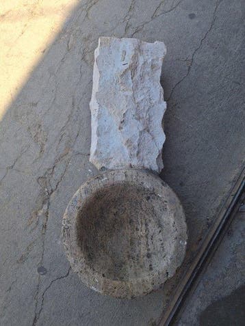 Antieke wijwaterbak - Zeer zwaar - 45 cm - Travertijn - 20e