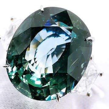 Ring - 18 karaat Witgoud, LOTUS 6,92 ct Madagascar 4,25 g -