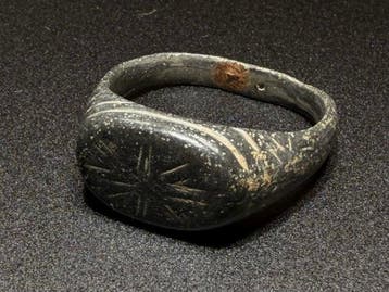 Middeleeuwen, kruisvaardersperiode Brons Symbolische ring
