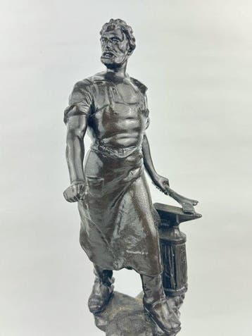 Beeld, Cast Metal Figurine Blacksmith on Wooden Base - 39.5
