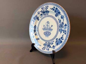 Een grote blauw-witte Flower Basket schotel uit de