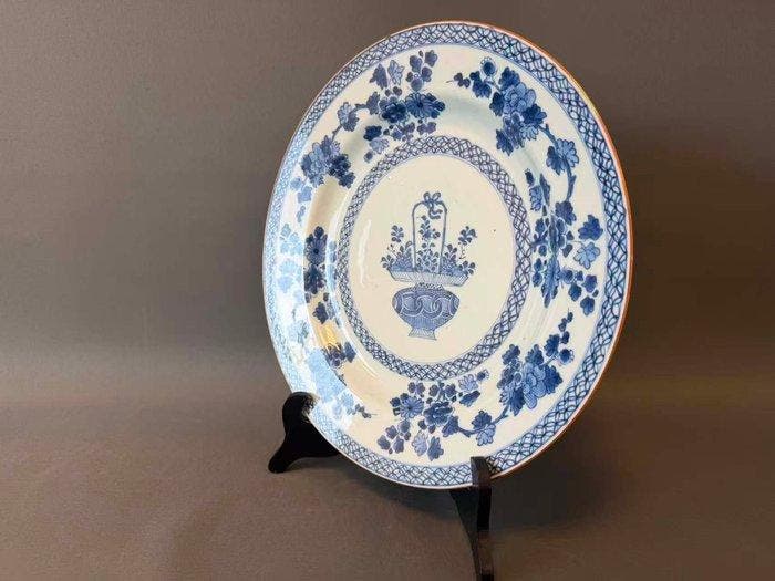 Een grote blauw-witte Flower Basket schotel uit de, Antiek en Kunst, Antiek | Overige Antiek