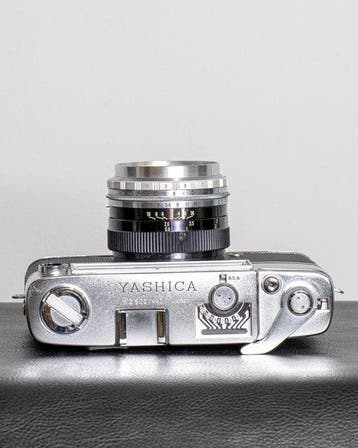 Yashica Minister-D Rangefinder + Yashinon 45mm f/2.8 – Near