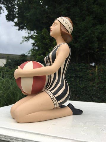 Beeldje - ART DECO BEACH LADY - Hars, Antiek en Kunst