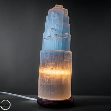 Lampe de sélénite sur socle en bois – Une œuvre dart, Verzamelen