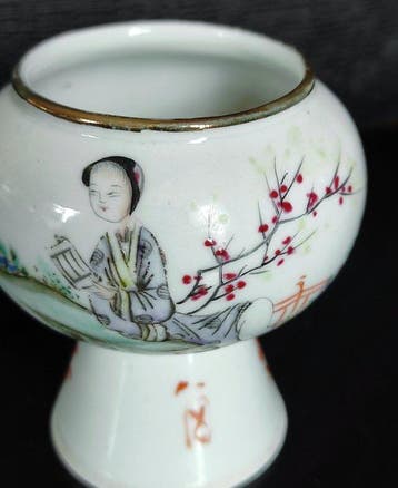 Een kleine famille rose vaas met figuurtje, merkteken Gong