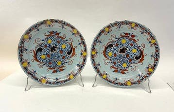 Twee Delftse polychrome faience borden (“Pannenkoekborden”)