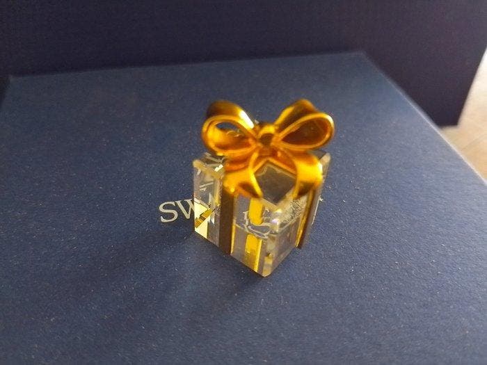 Swarovski - Beeldje - Present, Gold - 191603 - Box +, Antiek en Kunst, Curiosa en Brocante