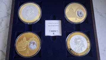 Vatican. Medal Pape Benoit XVI 2005 et Pape François 2013