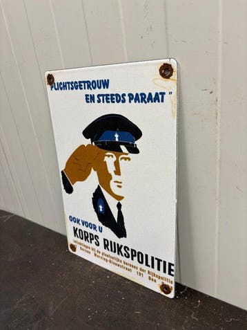 Korps Rijkspolitie – Emaille Wervingsbord “Plichtsgetrouw en
