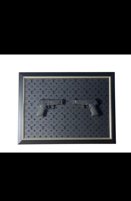 Daluxe Art (1999-) - Louis Vuitton - Luxury Guns, Antiek en Kunst, Kunst | Designobjecten