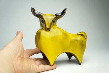 Urszula Despet - sculptuur, Yellow Bull - 14 cm - Keramiek -