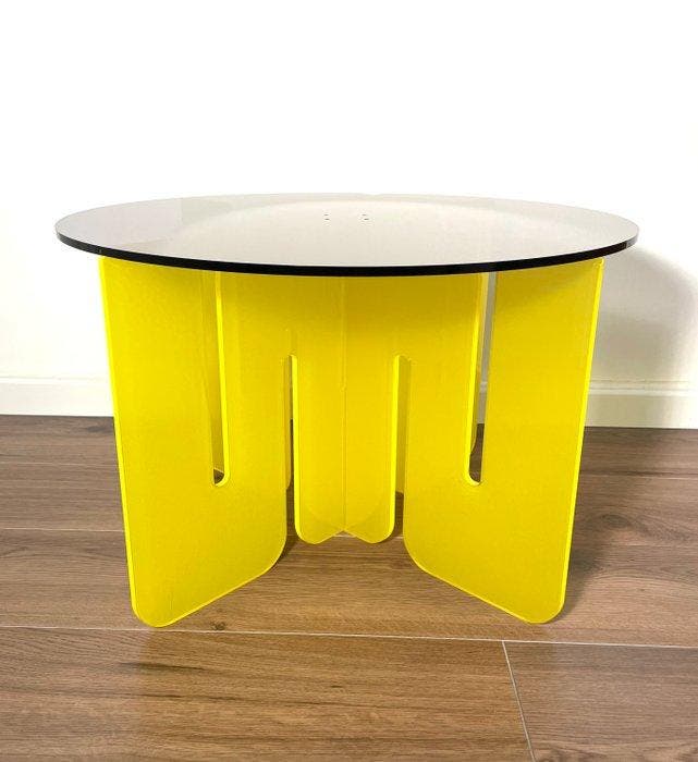 Mrn.D - Mrn.D - Table basse - plexiglas - Fluo fumé, Antiek en Kunst, Kunst | Designobjecten