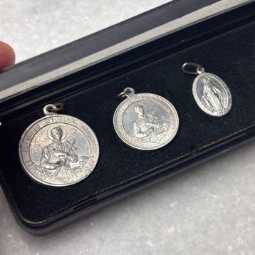 Relief, 8 antieke Religieuze medailles - 2 cm - Aluminium -, Antiek en Kunst