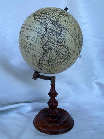 La reproduction fait référence à un globe terrestre