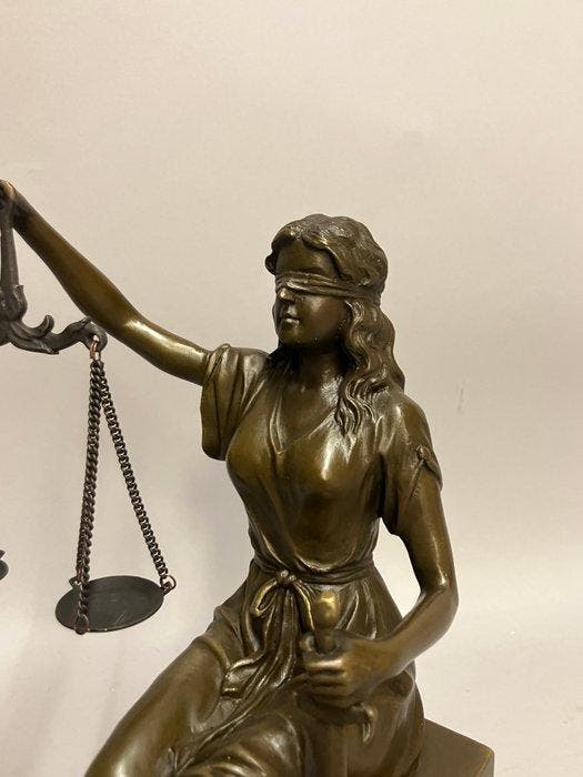 sculptuur, Groter beeld van een zittende Vrouwe Justitia -, Antiek en Kunst, Curiosa en Brocante