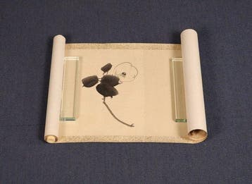 Papier, Zeer fijne sumi-e bloem-handrol, gesigneerd -