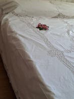 Prachtige bedsprei met geborduurde bloemen en zeer verfijnd