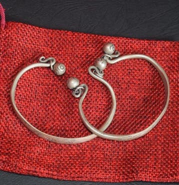Paar armbanden met gravures en hangers van Miao-Hmong, 40 g,