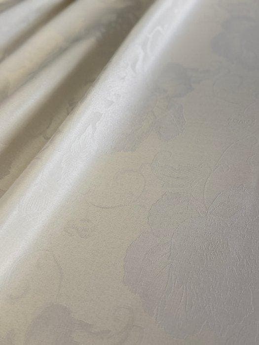 Exclusieve satijnen stof, volledig geborduurd, met een, Antiek en Kunst, Antiek | Tapijten, Tafelkleden en Textiel