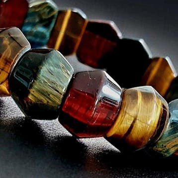 Veelkleurige tijgeroog-armband. Natuurlijke stenen. Montage