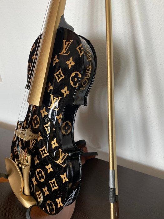 J.Reinhardt - Custom Louis Vuitton Violin - Noir & Gold, Antiek en Kunst, Kunst | Designobjecten