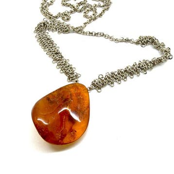 Oude hanger met natuurlijk Baltisch barnsteen en ketting,