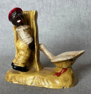 Beeld, Jongen plassend tegen hek - 12.5 cm - Gietijzer