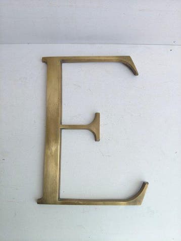 LETTER E - Reclamebord - Verguld messing, Antiek en Kunst