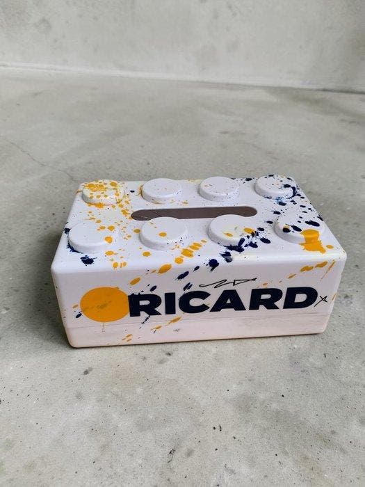 WASE - Speelgoed figuur BOITE BRIQUE LEGO GÉANTE PAUL RICARD, Antiquités & Art, Art | Objets design