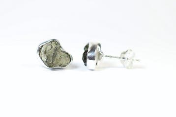 2 Moldavite oorstekers / ruwe / nieuw 925 sterlingzilver -