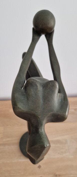 Statue, Tuinbeeld vrouw die met de bal aan het spelen is -, Antiquités & Art, Curiosités & Brocante